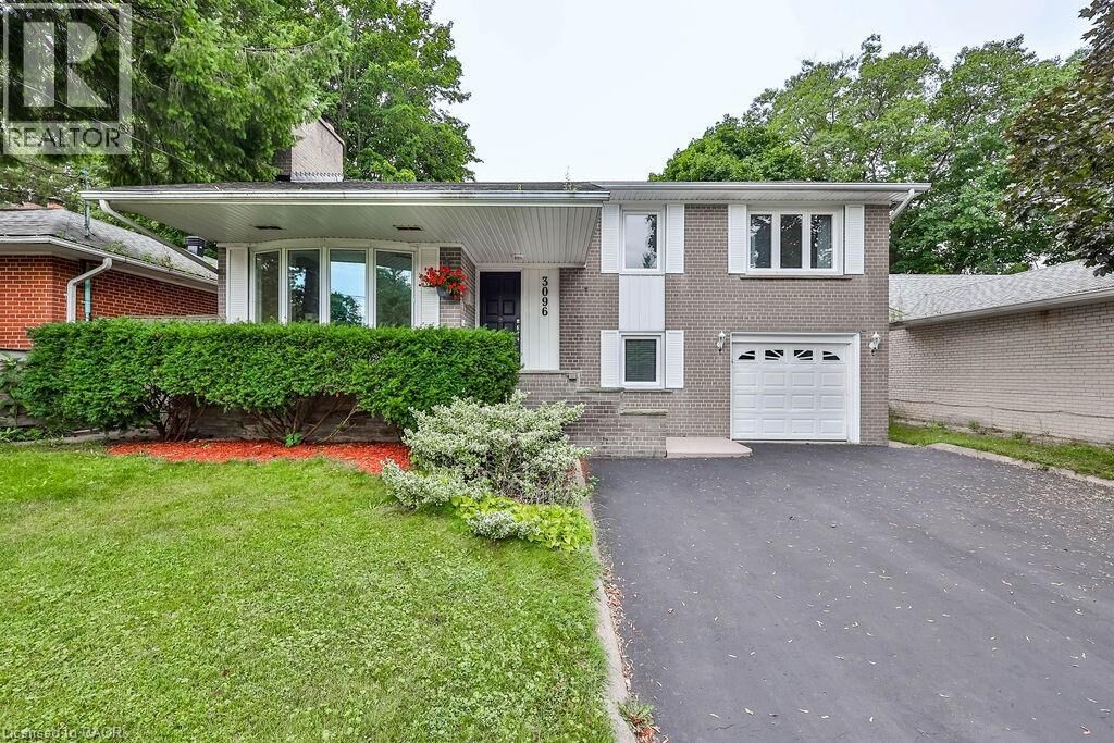Property Photo:  3096 Ballydown Crescent  ON L5C 2C8 