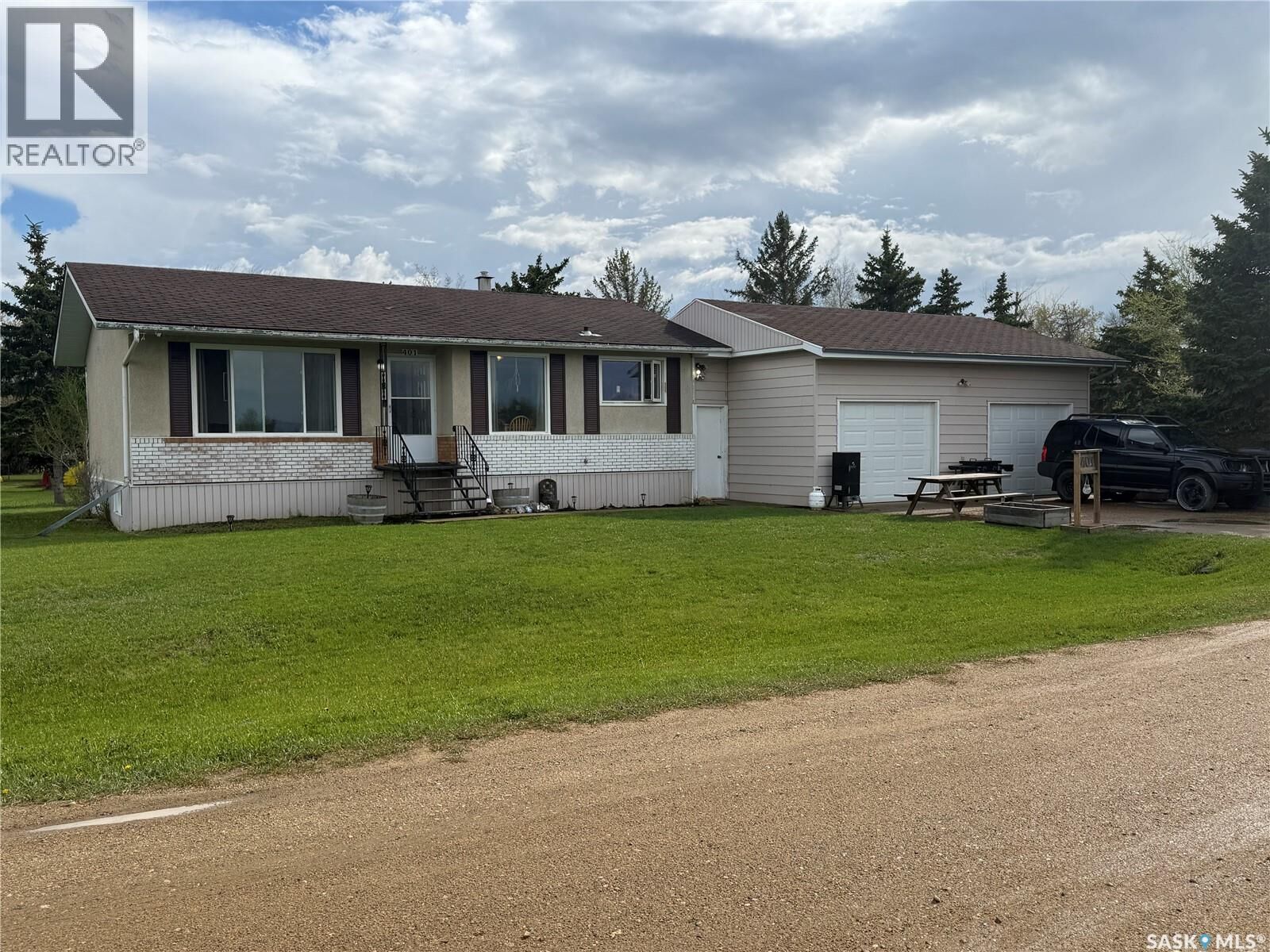 Property Photo:  401 Golspie Street  SK S0G 0V0 
