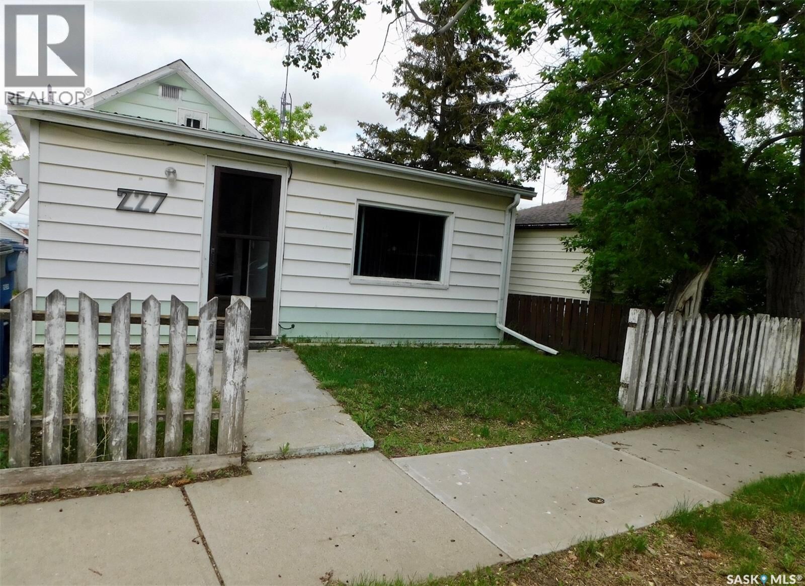 Property Photo:  227 2nd Avenue E  SK S0H 0B0 