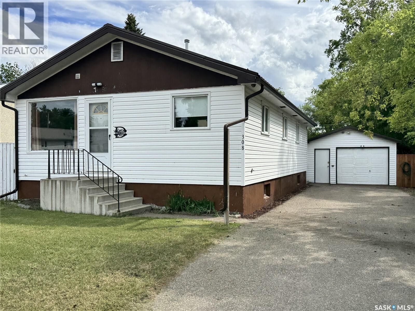 Property Photo:  308 7th Avenue W  SK S0K 0M0 
