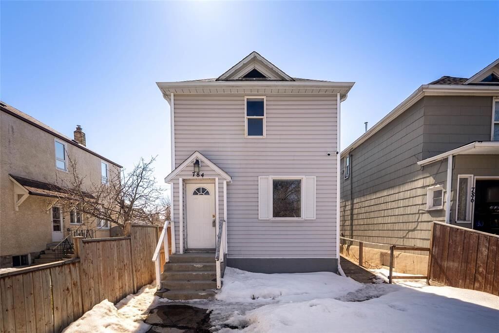 Property Photo:  784 Stella Avenue  MB R2W 2W2 