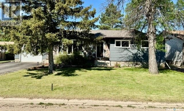 Property Photo: 503 2nd Street NE SK S0K 4V0