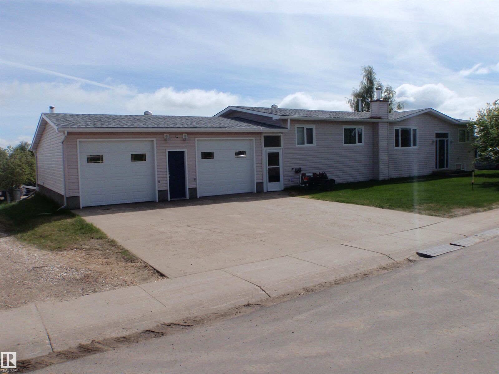 Property Photo:  3 Hillside Avenue  AB T0G 2C0 