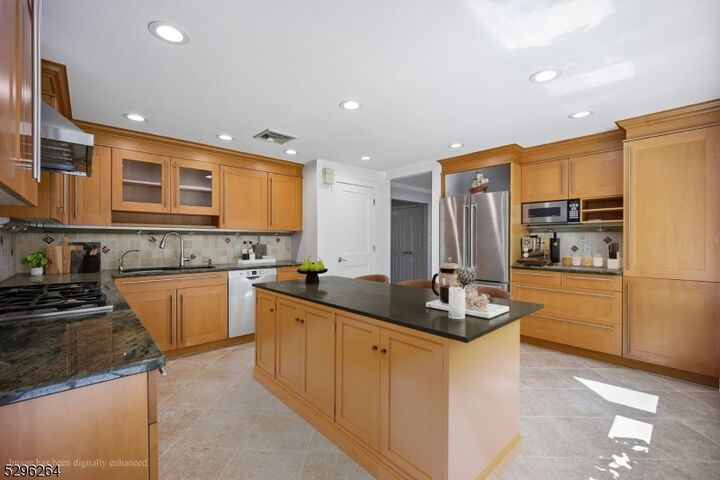Property Photo:  7 Mansfield Ct  NJ 07039 