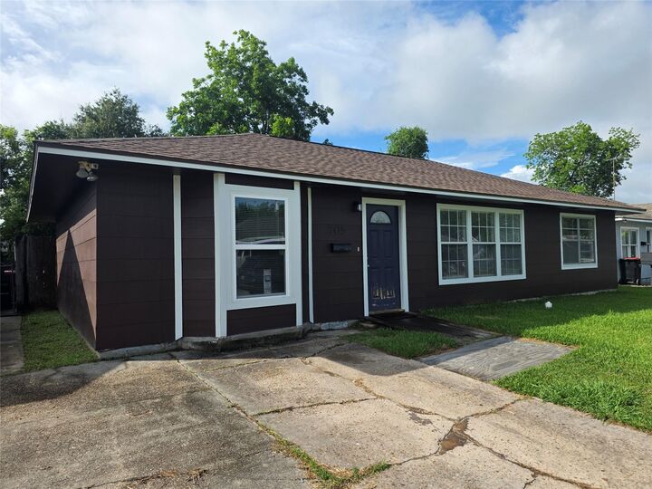 Property Photo: 705 N Circle Drive TX 77520