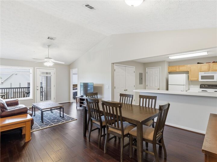 Property Photo: 1114 S College Street S 10-303 AL 36830