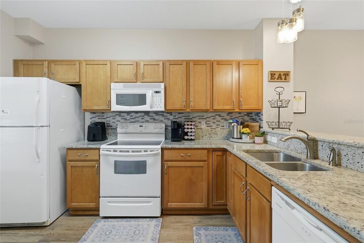 Property Photo:  935 NW 21st Avenue 935  FL 32609 