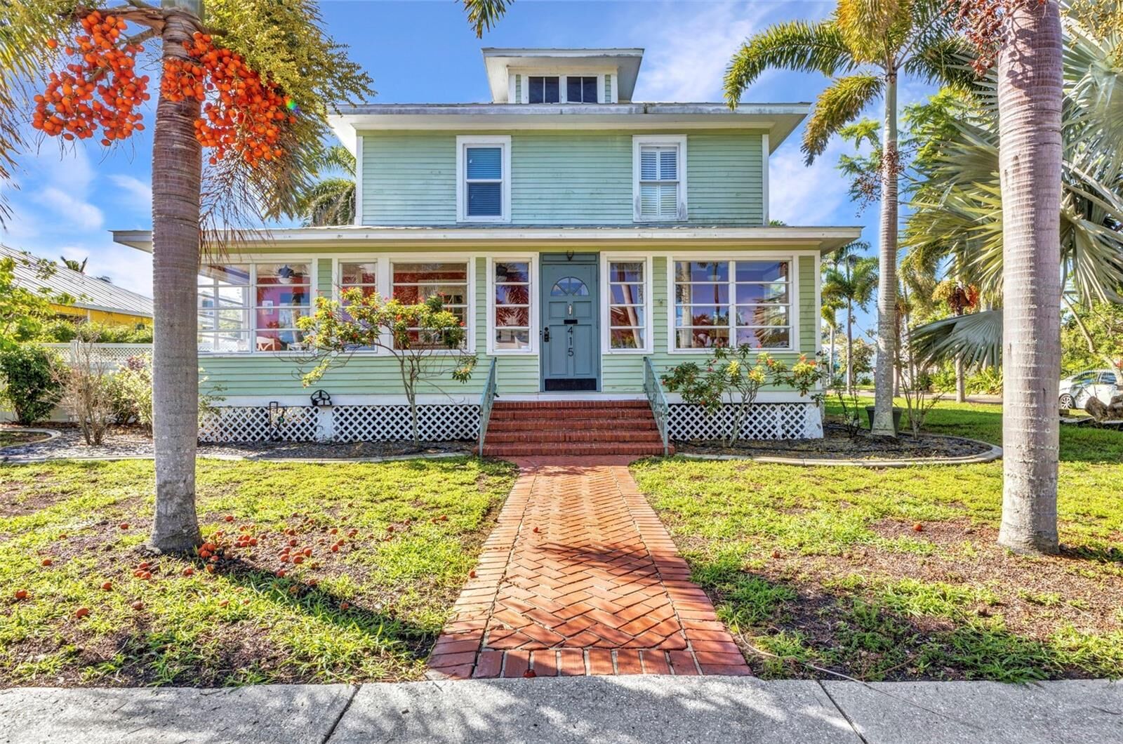 Property Photo:  415 W Marion Avenue  FL 33950 