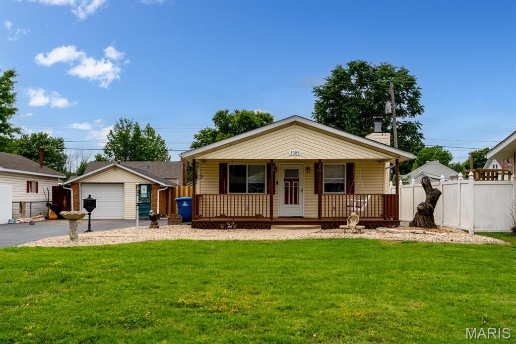 Property Photo:  3009 Warren Avenue  IL 62040 