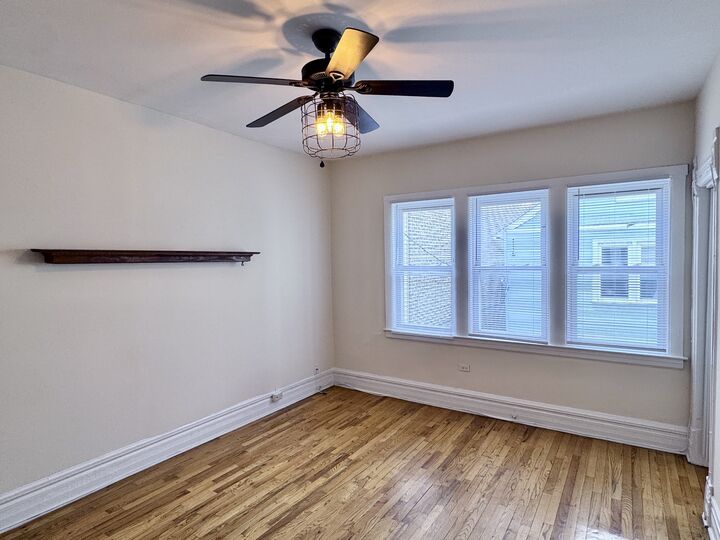 Property Photo: 3229 N Wilton Avenue 2R IL 60657