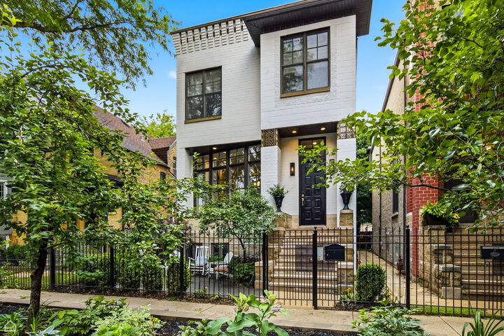 Property Photo:  1310 W Roscoe Street  IL 60657 