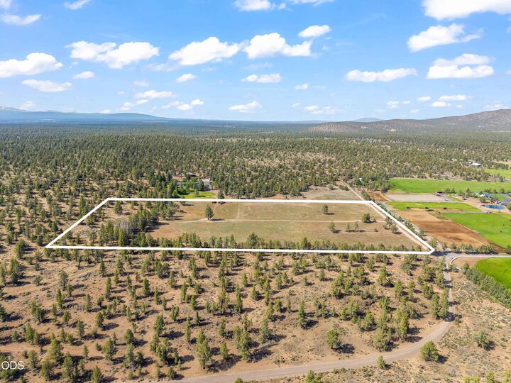 Property Photo:  19450 Dusty Loop  OR 97701 