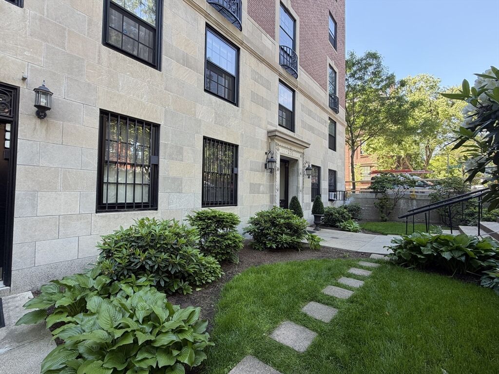 Property Photo:  276 Marlborough Street G2  MA 02116 