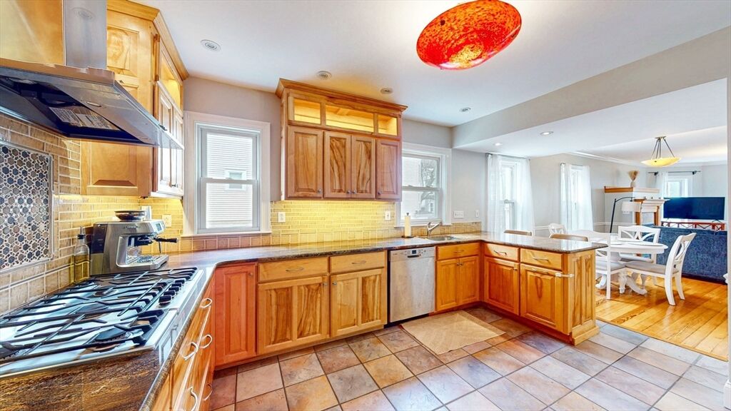 Property Photo:  435 E 7th St 2  MA 02127 