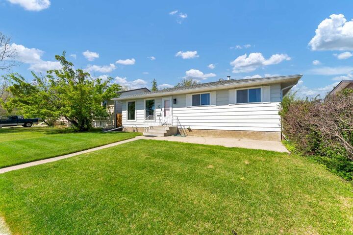 Property Photo: 10 Hayward Court NE AB T1C 1E2