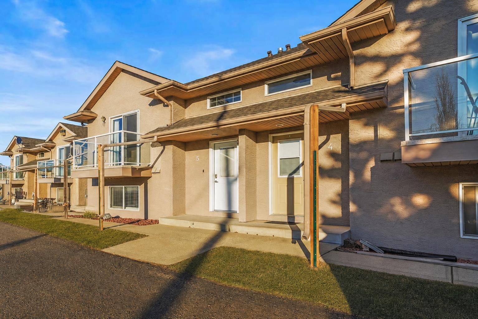 Property Photo:  4626 44 Street 5  AB T4S 1W7 