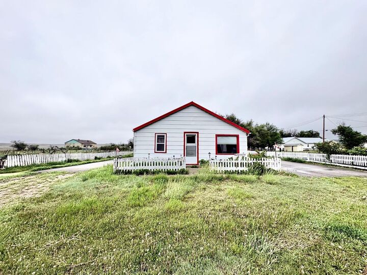Property Photo:  210 1 Street E  AB T0J 1E0 