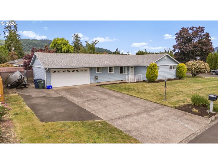 Property Photo: 2488 Viewmont Ave OR 97477