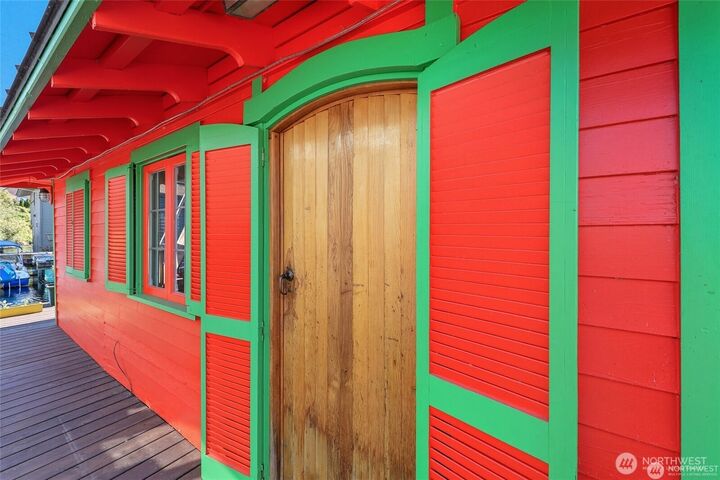 Property Photo: 2727 Fairview Avenue E 18 WA 98102