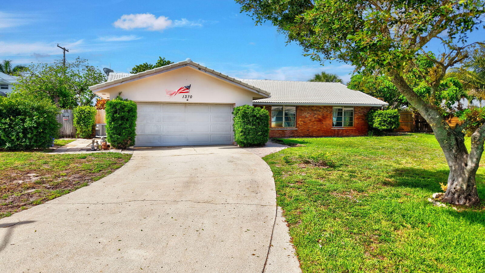 Property Photo: 1370 SW 27th Place FL 33426