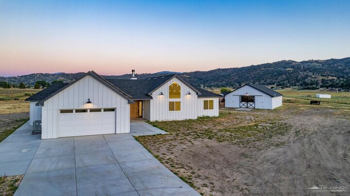 Property Photo:  27712 Mountain Way  CA 93561 