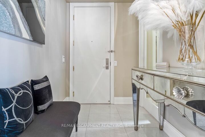 Property Photo: 35 Kingsbridge Garden Circle 2706 ON L5R 3Z3