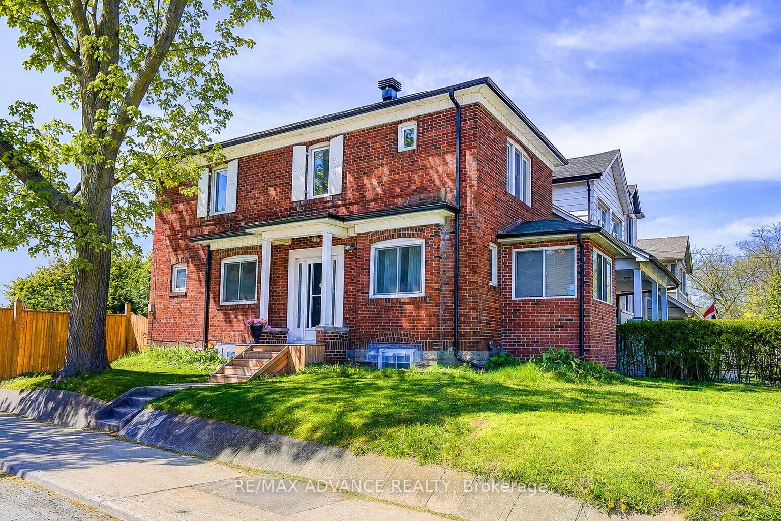 Property Photo: 33 Castlefield Avenue ON M4R 1G5
