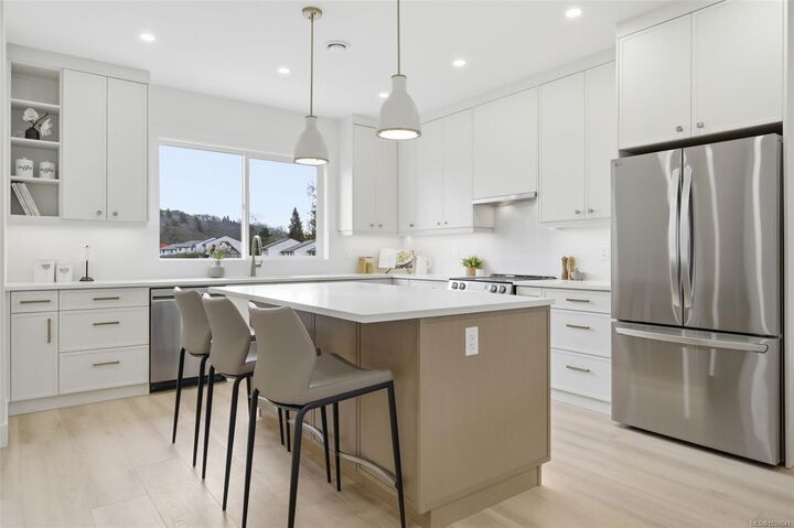 Property Photo: 621 Broadway St #1 BC V8Z 2G5