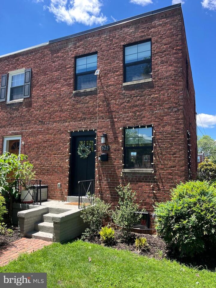 Property Photo:  625 S Henry Street  VA 22314 