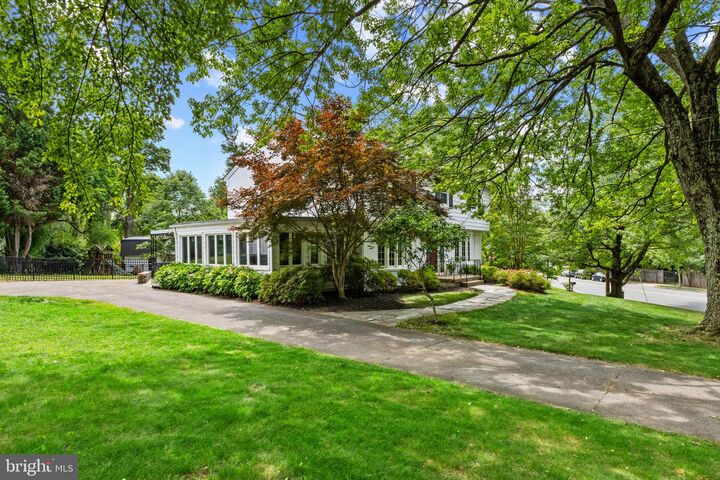 Property Photo:  1007 Westbriar Drive NE  VA 22180 