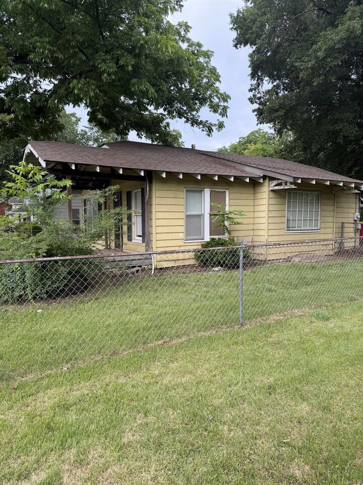 Property Photo:  511 N Oak Street  AR 72110 