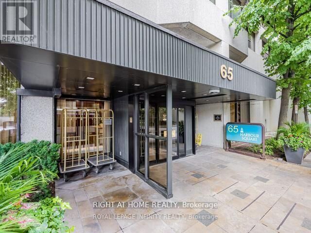 Property Photo:  65 Harbour Square 1907  ON M5J 2L4 
