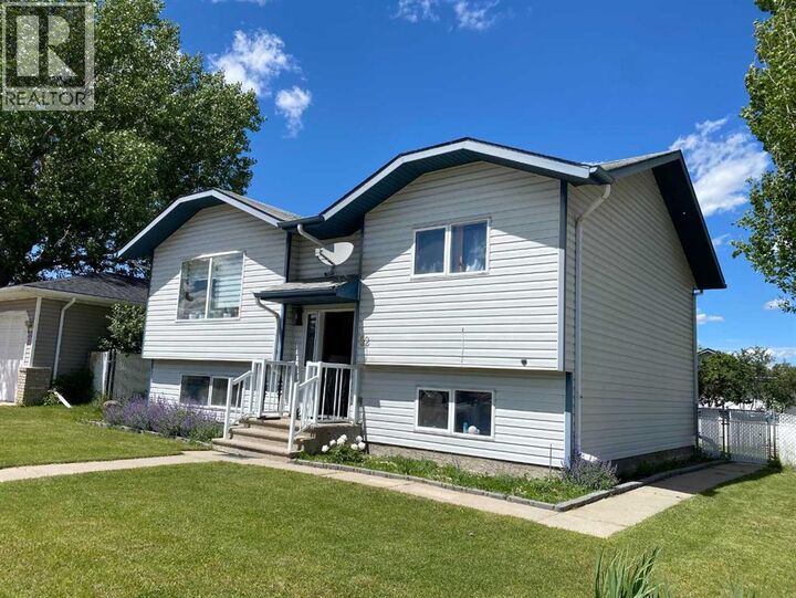 52 Upland Drive West — photo 1