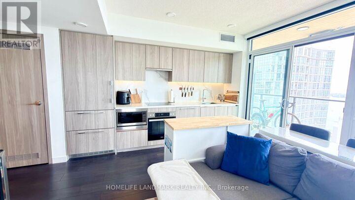 Property Photo:  3 Concord Cityplace Way 3711  ON M5V 0X4 