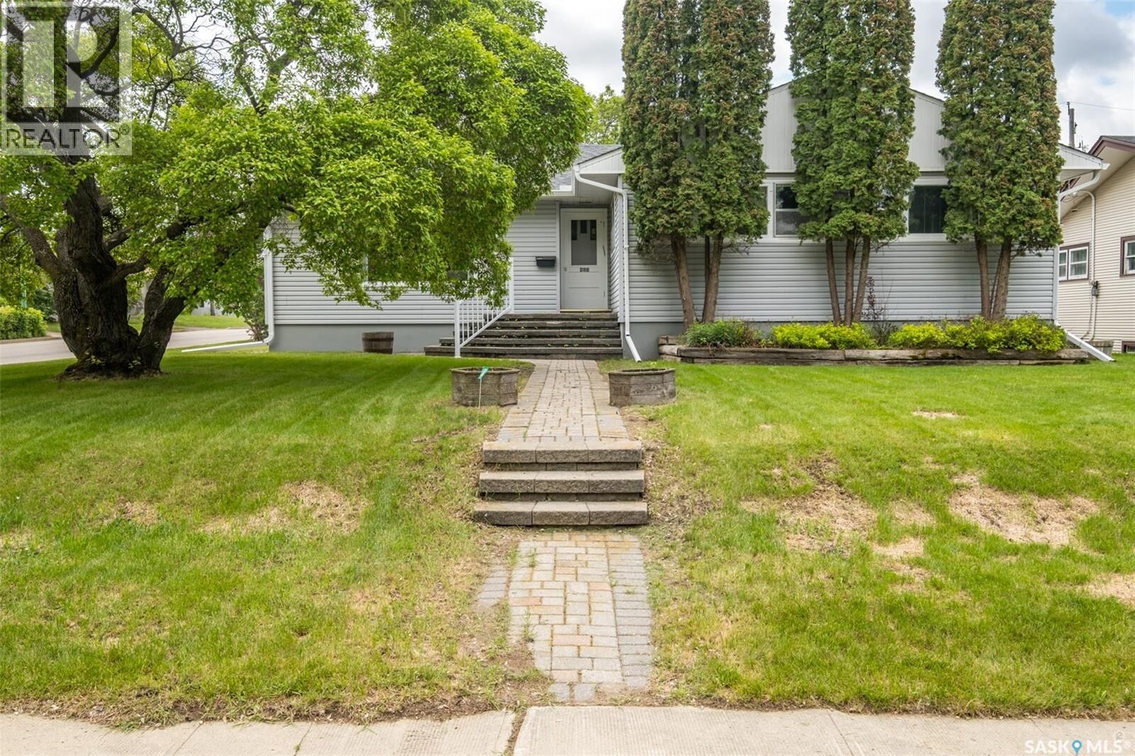 Property Photo:  405 21st Street W  SK S6V 4J5 