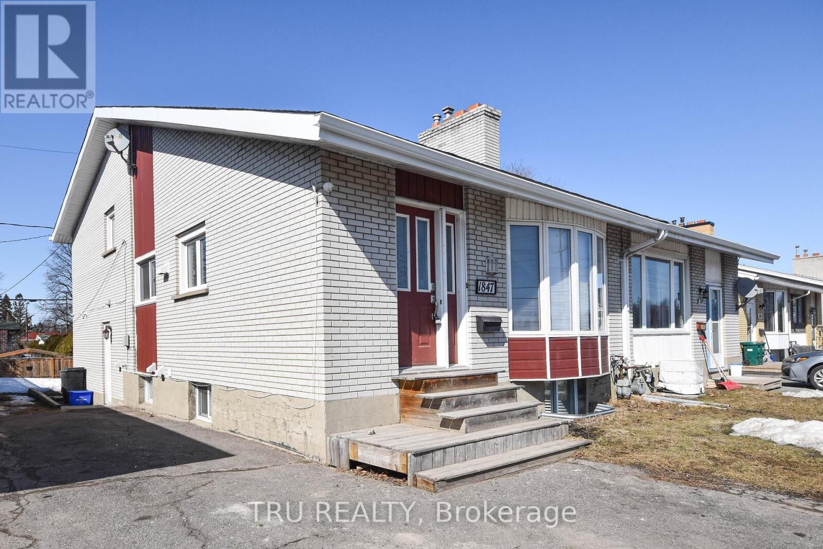 Property Photo: 1847 Walkley Road B ON K1H 6X9