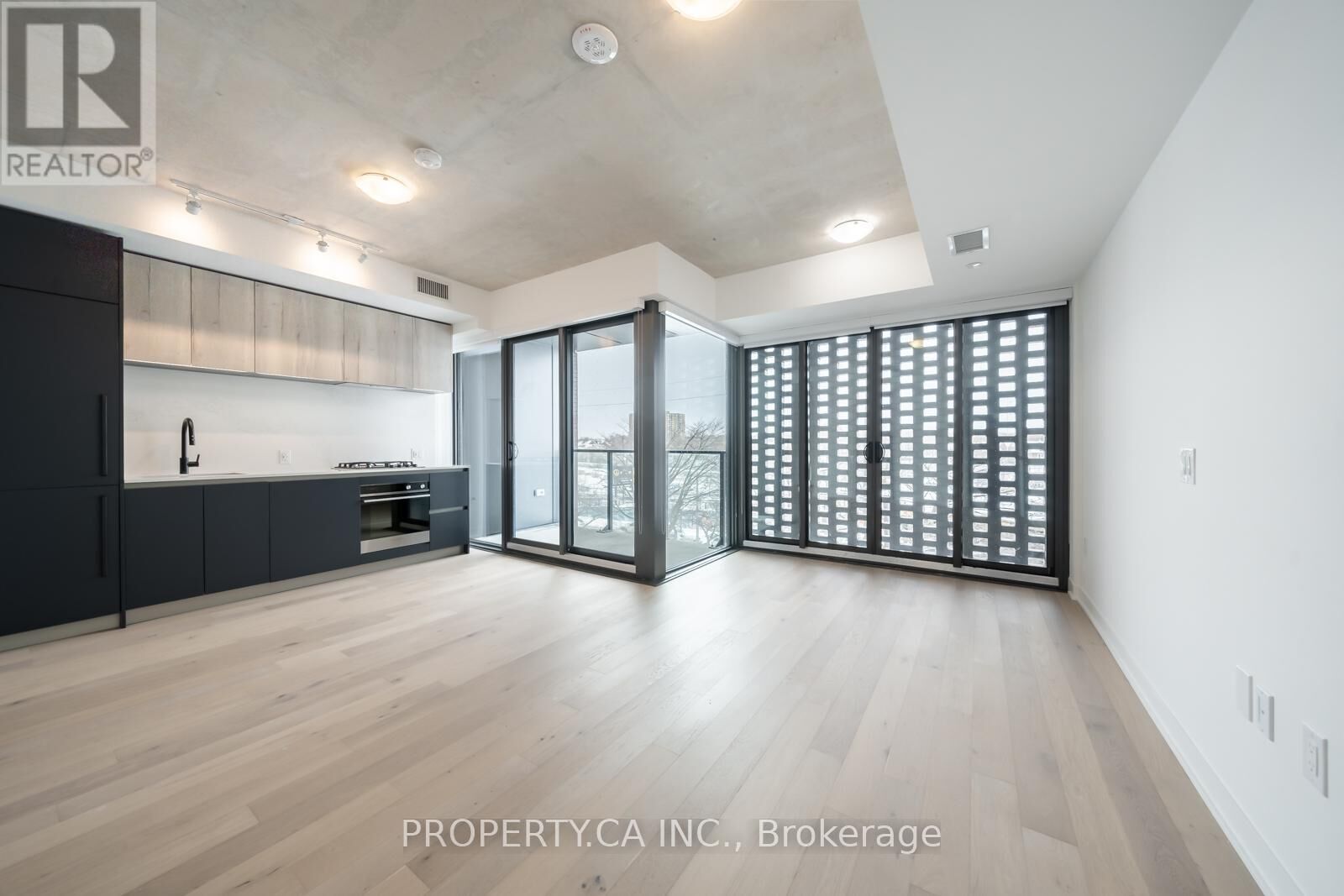 Property Photo:  2625 Dundas Street West 407  ON M6P 1Y2 