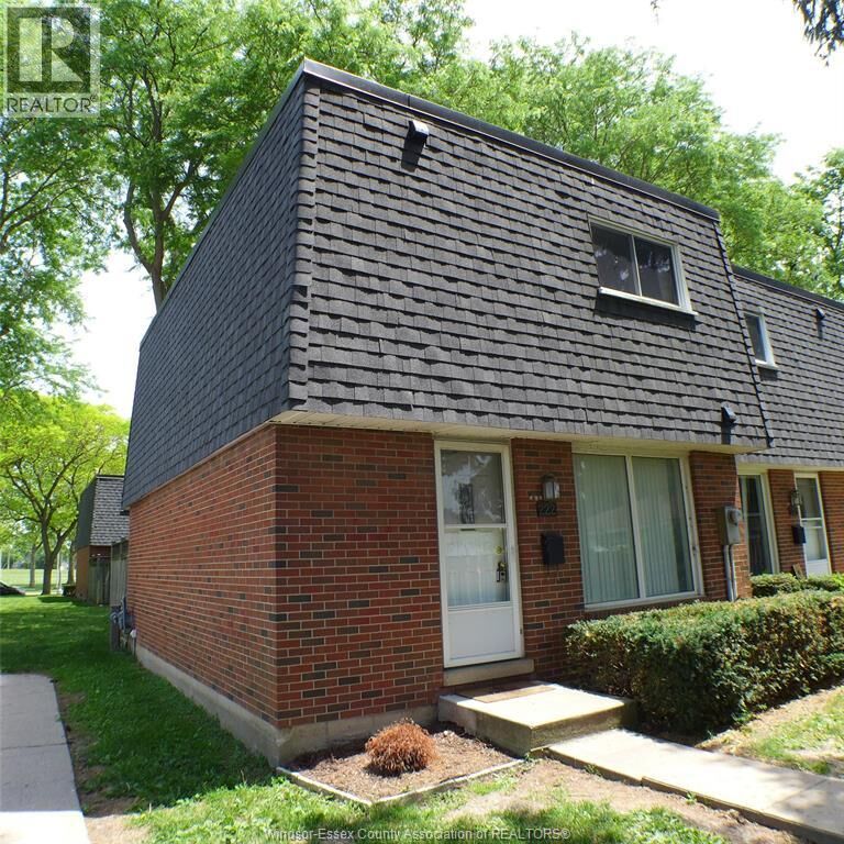 Property Photo: 222 Victoria Street South 11 ON N9V 2K5