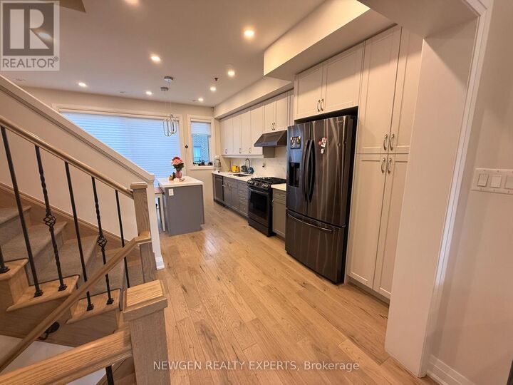 Property Photo:  14 Wild Rose Gardens West  ON M6L 0A5 