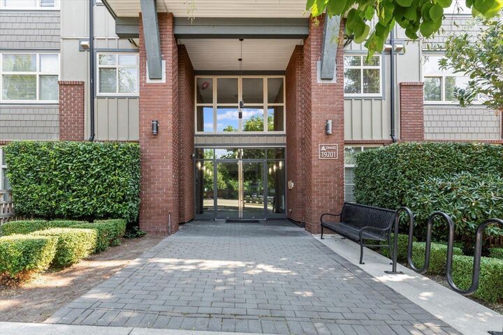 Photo de la propriété: 19201 66A Avenue 202 BC V4N 6N7