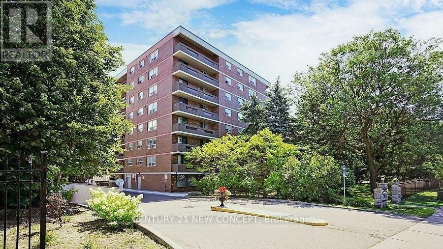 Property Photo: 7451 Yonge Street 101 ON L3T 2B4