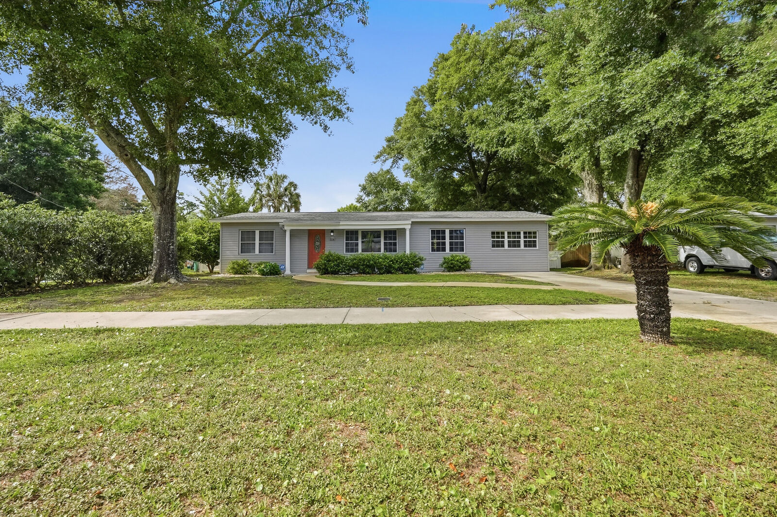 Property Photo:  514 E Hollywood Boulevard  FL 32569 