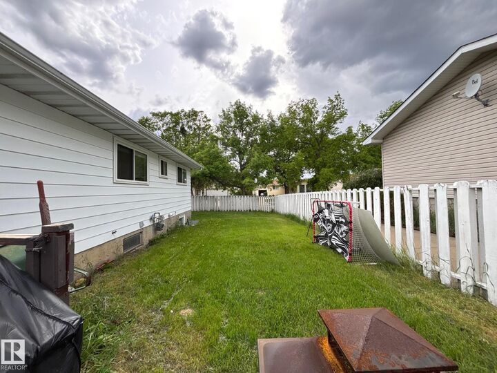 Property Photo:  8504 92 Avenue  AB T8L 2P6 