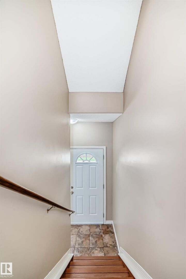 Property Photo:  5102 30 Avenue 4  AB T3M 1V9 