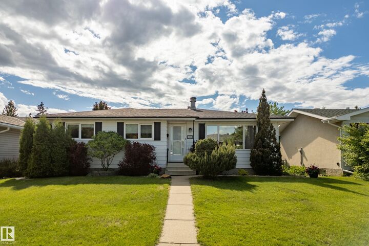 Photo de la propriété:  3208 70 Street NW  AB T6K 1L2 