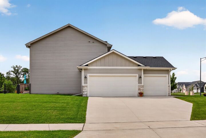 Property Photo: 2825 SE Florence Drive IA 50263
