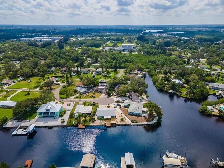Property Photo:  805 Leisey Circle  FL 33570 