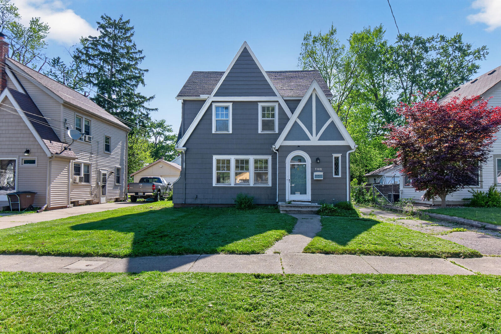 Property Photo:  1109 S Webster Street  MI 49203 
