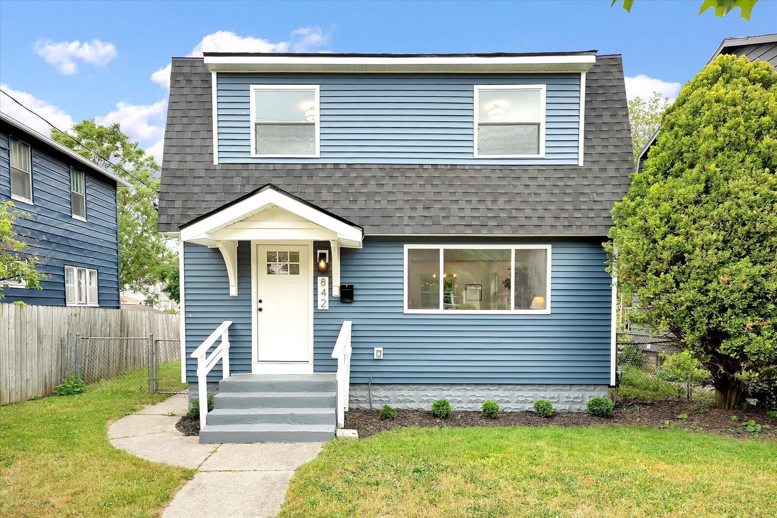 Property Photo:  842 Griggs Street SE  MI 49507 