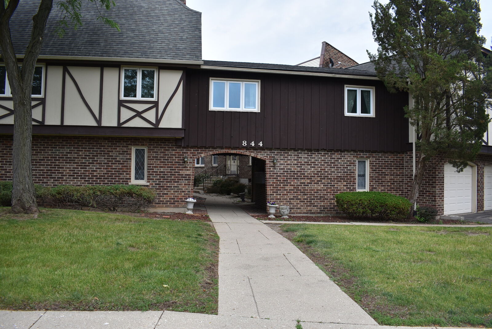 Property Photo: 844 Village Quarter Road B5 IL 60118